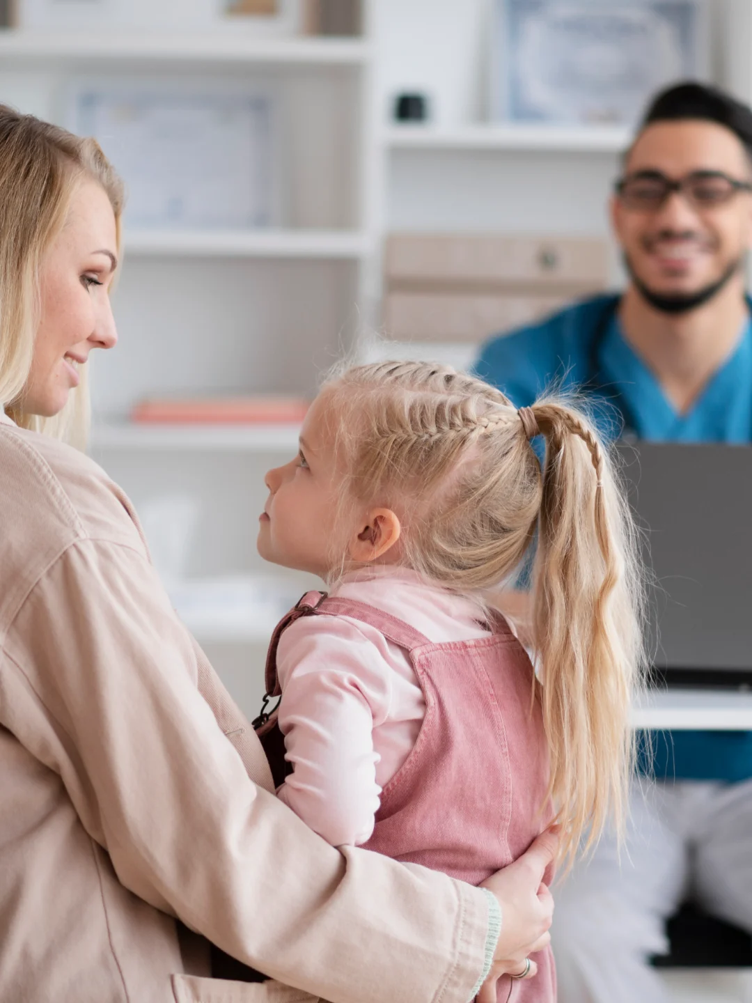 Un médico atiende a una niña en el consultorio